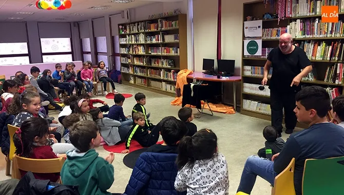 El narrador salmantino Fernando Saldaña ofrecía su espectáculo El gato con botas en la sala infantil de la Biblioteca
