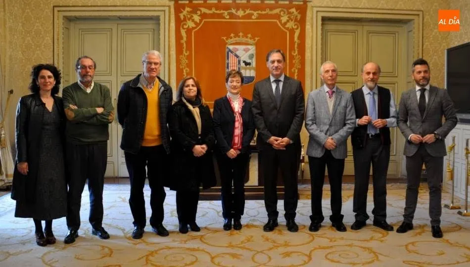 El alcalde de Salamanca, Carlos García Carbayo, junto a integrantes del Centro de Estudios Salmantinos