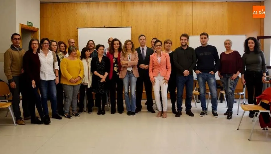 Los veinte integrantes de la IV Lanzadera de Empleo, junto a los representantes de instituciones y entidades que colaboran en la iniciativa
