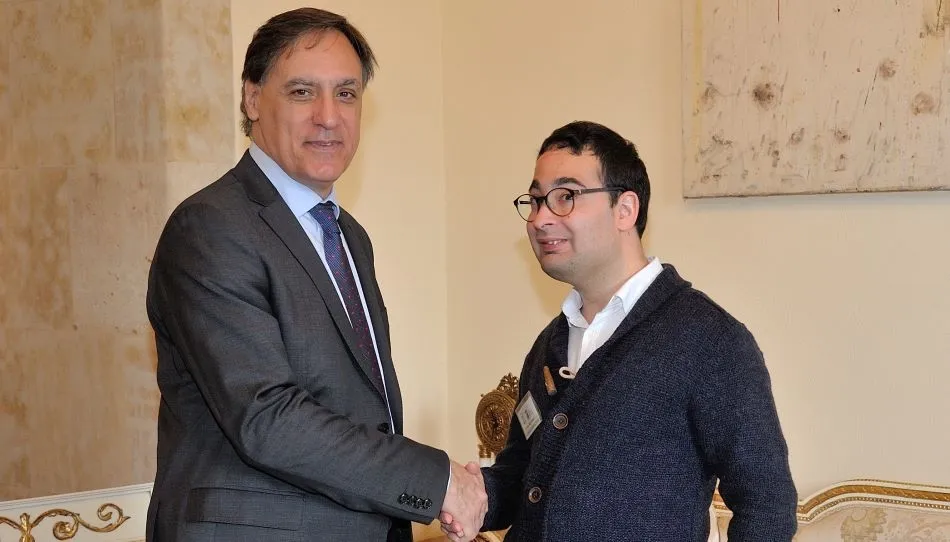 El alcalde de Salamanca, Carlos García Carbayo, junto Víctor Alejo, que realizará prácticas laborales de ayudante de conserjería