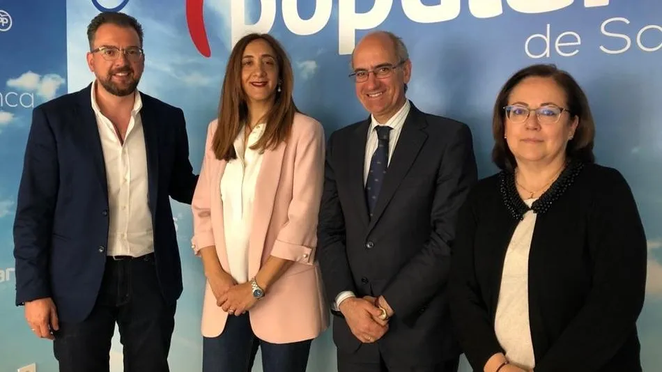 María de la Encina Juanes Fraile, candidata a la alcaldía de San Cristóbal de la Cuesta, en el centro