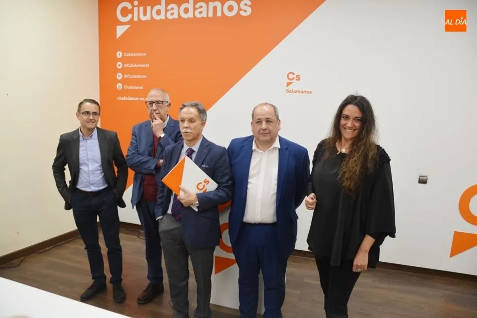 José Antonio Mirón, acompañado de parte de los candidatos al Congreso y al Senado por Cs en Salamanca. Foto: Lydia González