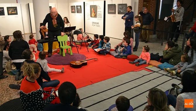 El zaguán del CDS acogía el Concierto para Bebes organizado por la Escuela Municipal de Música
