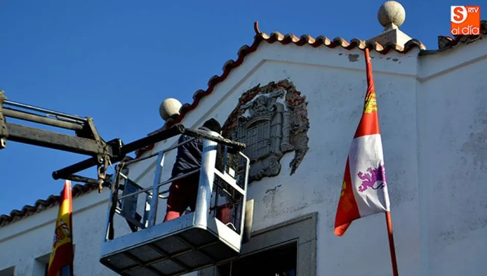 Retirada del escudo franquista del IES Germán Sánchez Ruipérez, en Peñaranda de Bracamonte, que tuvo lugar en 2017