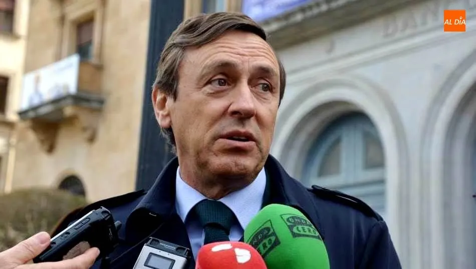 El diputado popular, Rafael Hernando, en la plaza de los Bandos. Foto de Lydia González