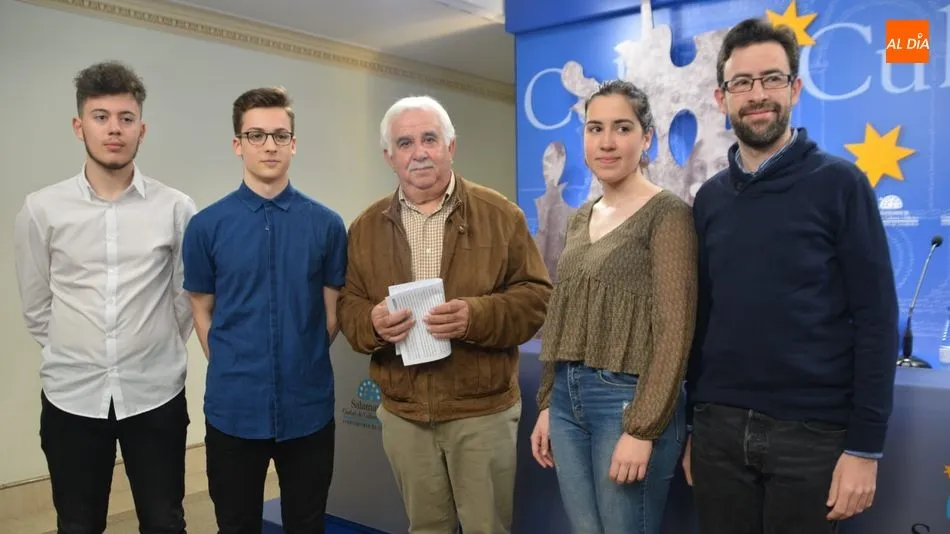 El gerente de la JOSCS, Víctor Moro, y el director Andrés Navarro, junto a los solistas Álvaro Antón, Pablo Pérez y Lucía Urones. Foto de Lydia González