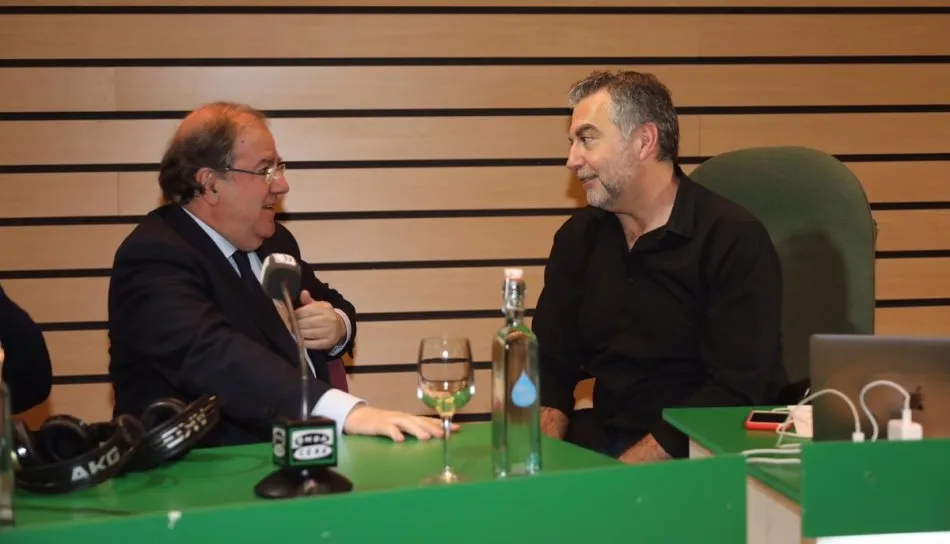 Carlos Alsina, periodista de Onda Cero, junto a Juan Vicente Herrera, en Valladolid