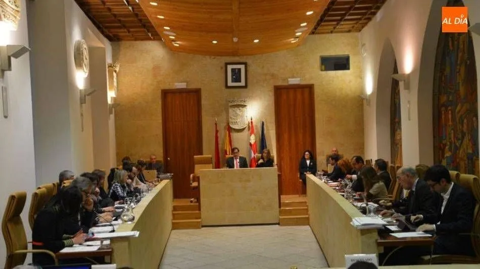 Pleno ordinario del Ayuntamiento que comenzó con un minuto de silencio por las últimas mujeres asesinadas por violencia machista. Fotos: Eva López