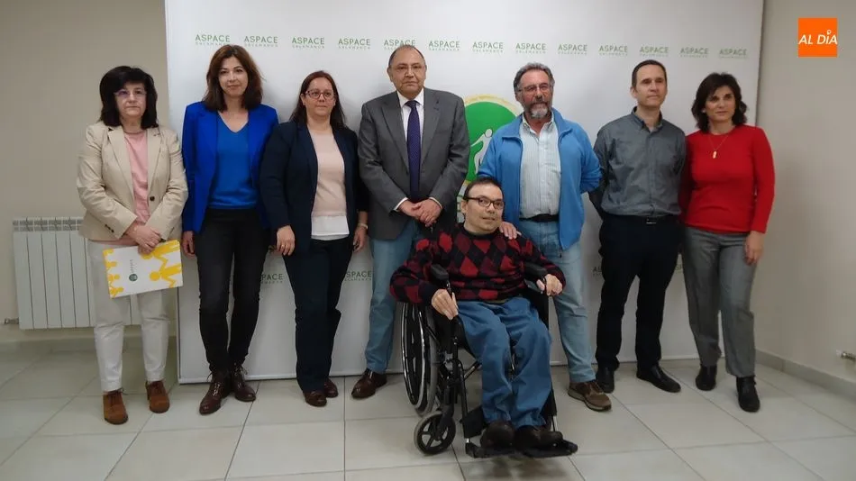 Jesús Alberto Martín, presidente de Aspace, en el centro, junto a otros integrantes de la asociación