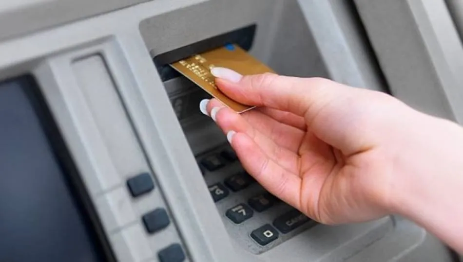 El coste por cuenta abierta o por el uso de tarjeta no excederá los tres euros para colectivos en riesgo de exclusión