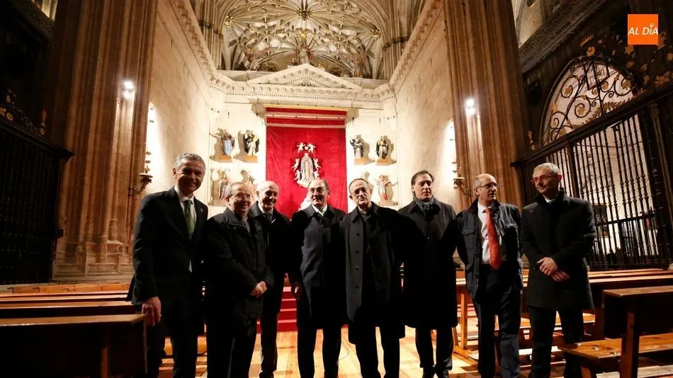 El alcalde, el obispo, el presidente de Iberdrola y el deán de la Catedral observan la nueva iluminación. Foto: Lydia González de