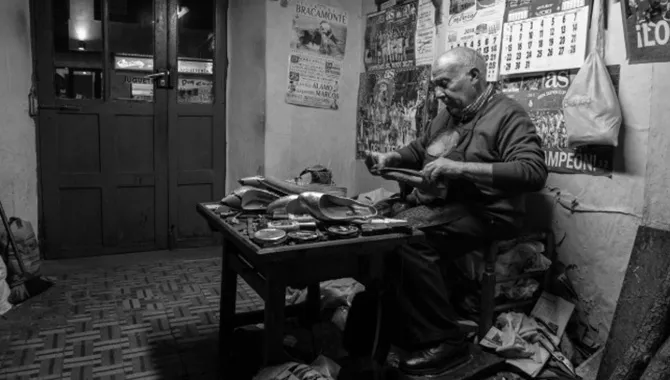 Demetrio Martín o Deme el zapatero continua con su oficio desde su histórico Taller en la calle Nuestra Señora de Peñaranda