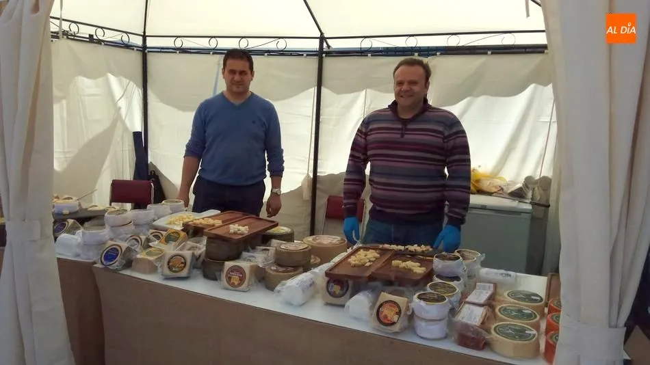El concurso de pintura se desarrolla en el marco de la XVI Feria internacional del Queso de Hinojosa