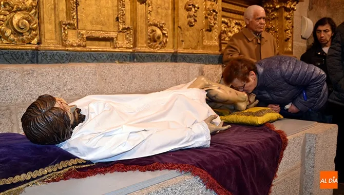 Cientos de fieles participaban en el cambio de ropa del Santo Cristo de la Cama