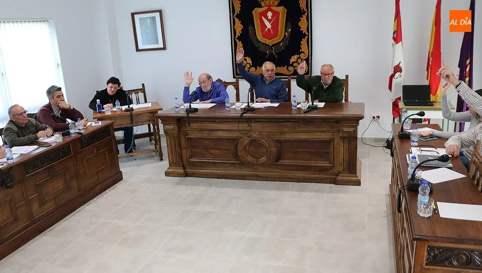 El equipo de Gobierno aprobó en solitario la devolución de lo pagado por la renovación de sepulturas / CORRAL