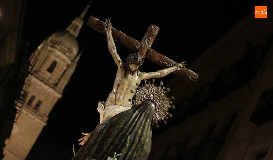 El Cristo de La Luz y Nuestra Señora de la Sabiduría, en el Patio de Escuelas. Fotos: David Fernández