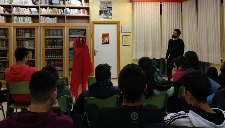 Unión Teatro realizó tres pases de El juicio de Caperucita en IES Ramos del Manzano