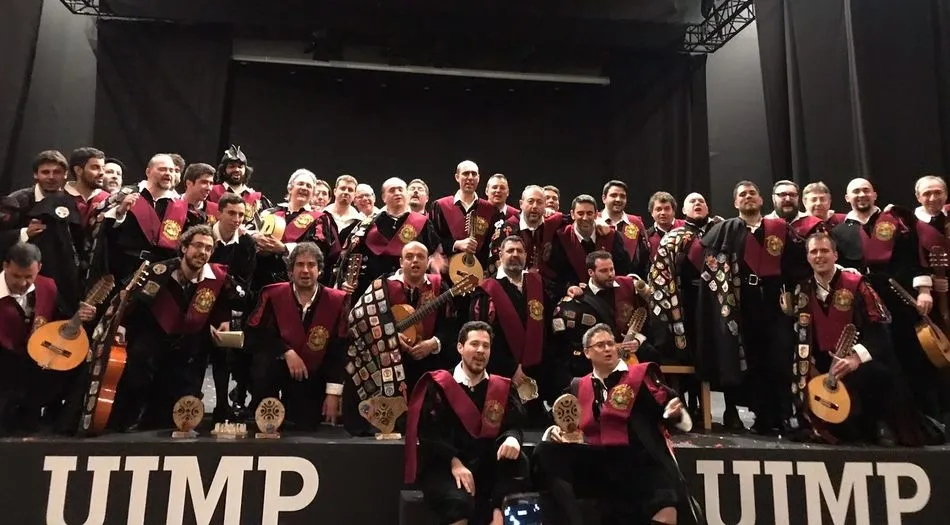 La Tuna Universitaria de Distrito de Salamanca con los galardones