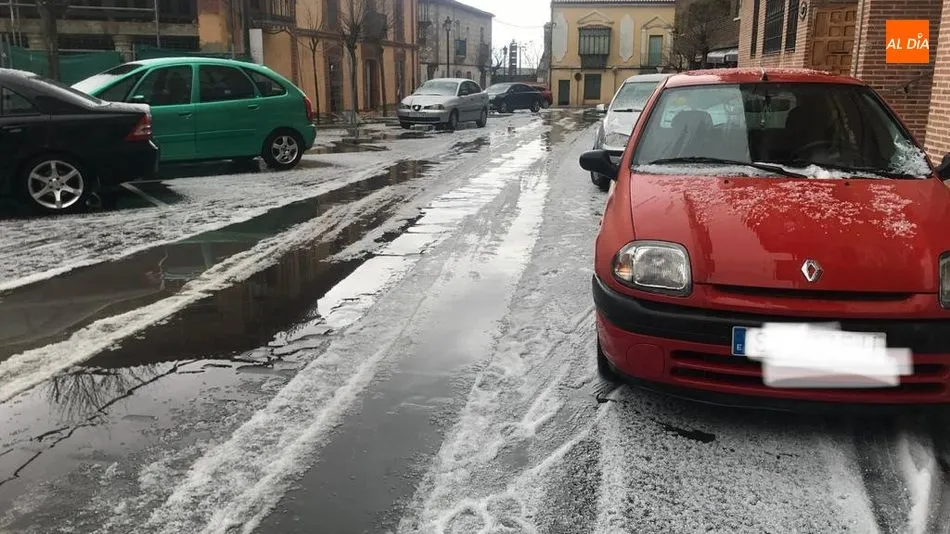 Un tremenda granizada cubre de blanco las calles de Alba de Tormes