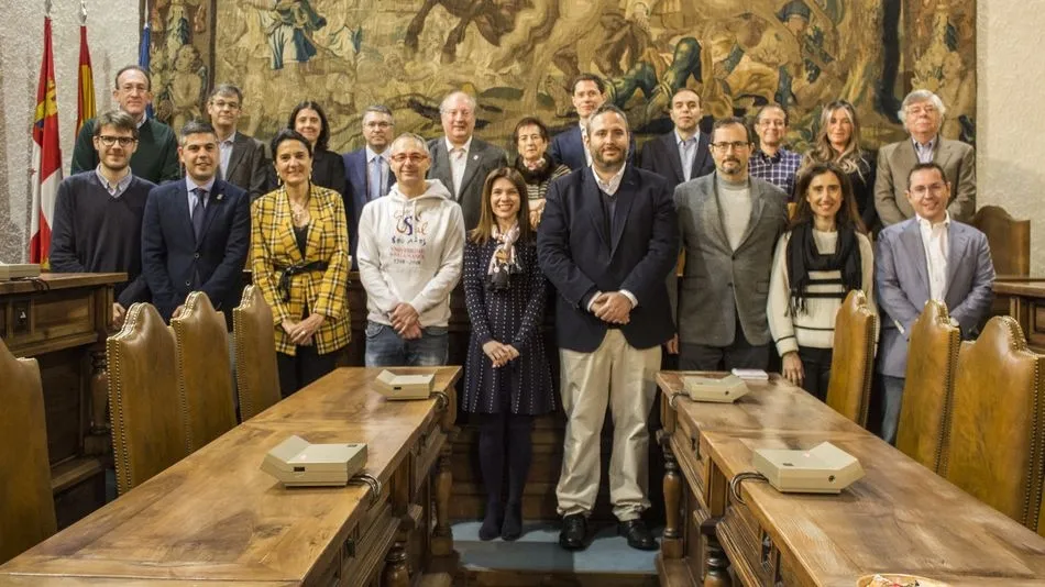 Foto de familia con los asistentes a la asamblea de socios