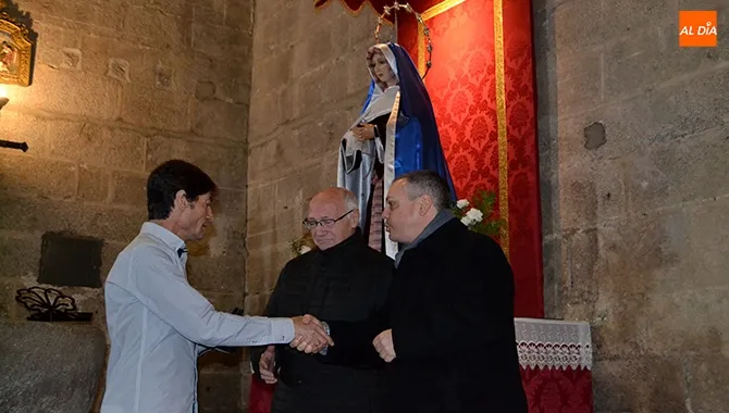 La cofradía Nuestra Señora de la Esperanza entregaba la recaudación de su Certamen de Bandas a Caritas parroquial