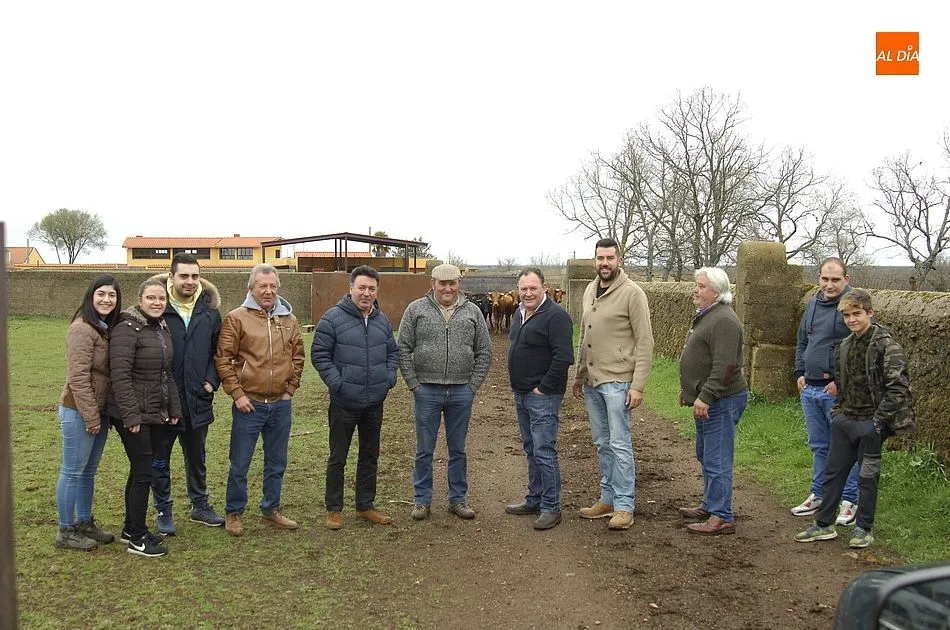 Organizadores de las fiestas con el mayoral de la finca en Cilloruelo/Fotos: Adrián M.Pastor