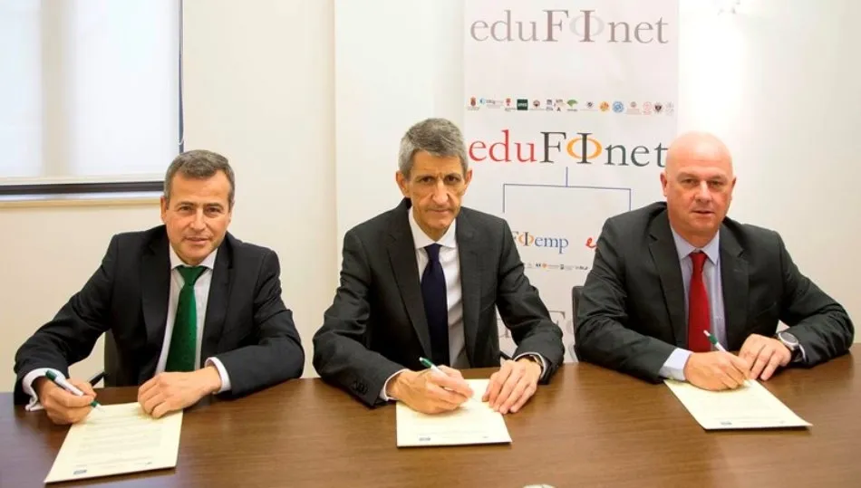 El presidente de la Fundación Caja Duero, José María de la Vega; el director General de la Fundación Bancaria Unicaja, Sergio Corral; y el director del Proyecto Edufinet, José M. Domínguez