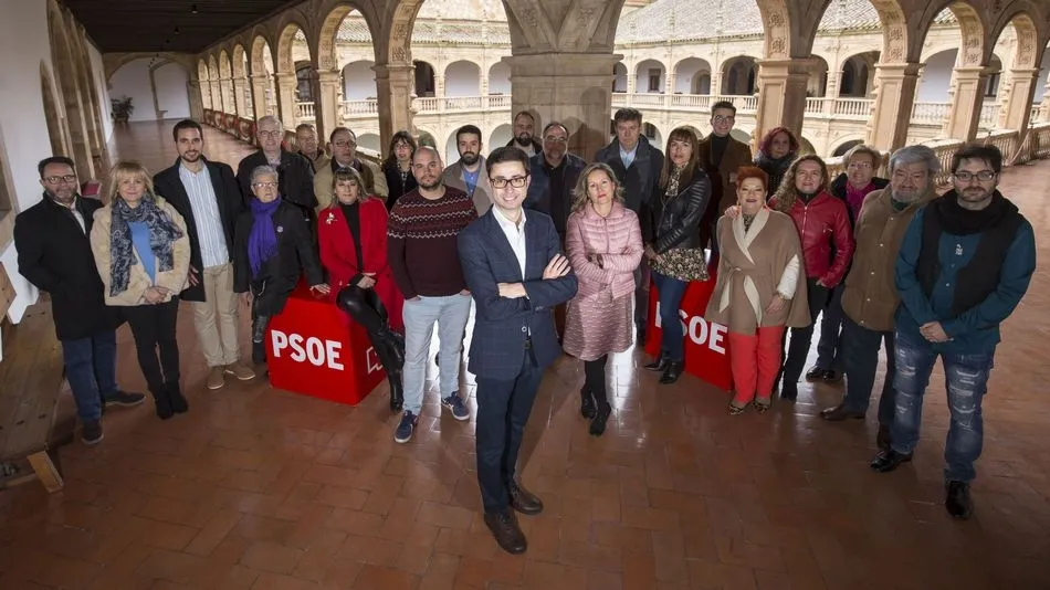 José Luis Mateos, en el centro, junto al resto de candidatos de su lista para las Municipales en la capital de Salamanca