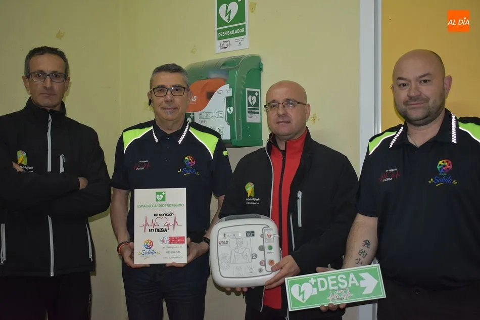 Entrega del desfibrilador que está ya disponible en el pabellón de deportes de Guijuelo