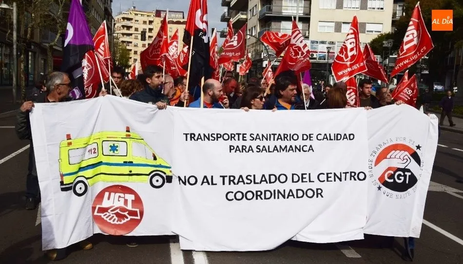 Concentración anterior de los trabajadores de ambulancias en la avenida de Mirat