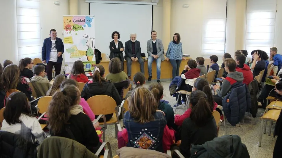 Consejo de Niños presidido por Francesco Tonucci