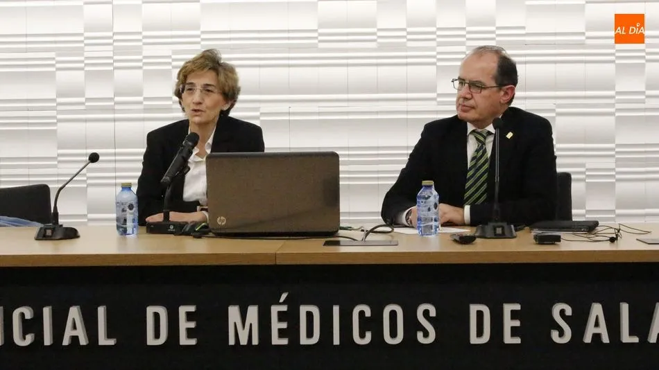 La catedrática María del Carmen Martínez y el presidente del Colegio de Médicos. Foto de Elena López: