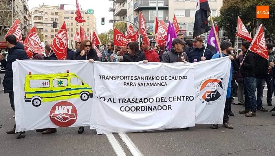 Movilización de los trabajadores de ambulancias de Salamanca en la avenida de Mirat