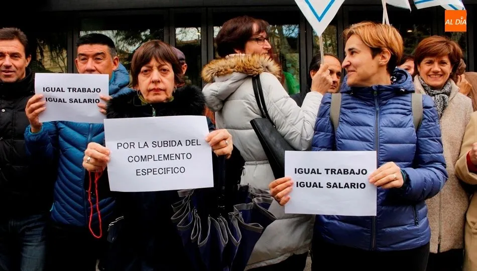 Algunas de las manifestantes a la puerta de los Juzgados. Foto de Elena López