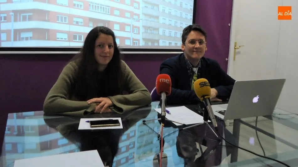 Verónica Santos e Ignacio Paredero, en la sede de Podemos Salamanca