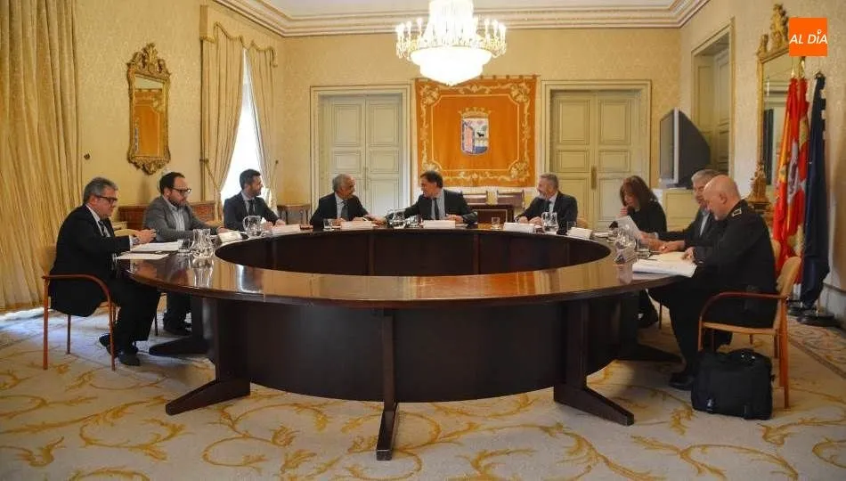 Reunión para coordinar y avanzar en los preparativos de la Semana Santa. Foto de Lydia González