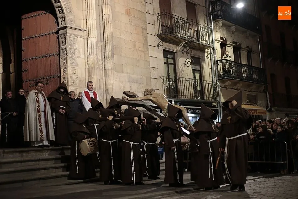Los hermanos de la Hermandad Franciscana acompañan al Cristo de la Humildad, talla de Fernando Mayoral. Fotos: Alejandro López