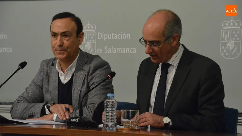 El alcalde de Carbajosa, Pedro Samuel Martín, y el presidente de la Diputación, Javier Iglesias, en la firma del acuerdo