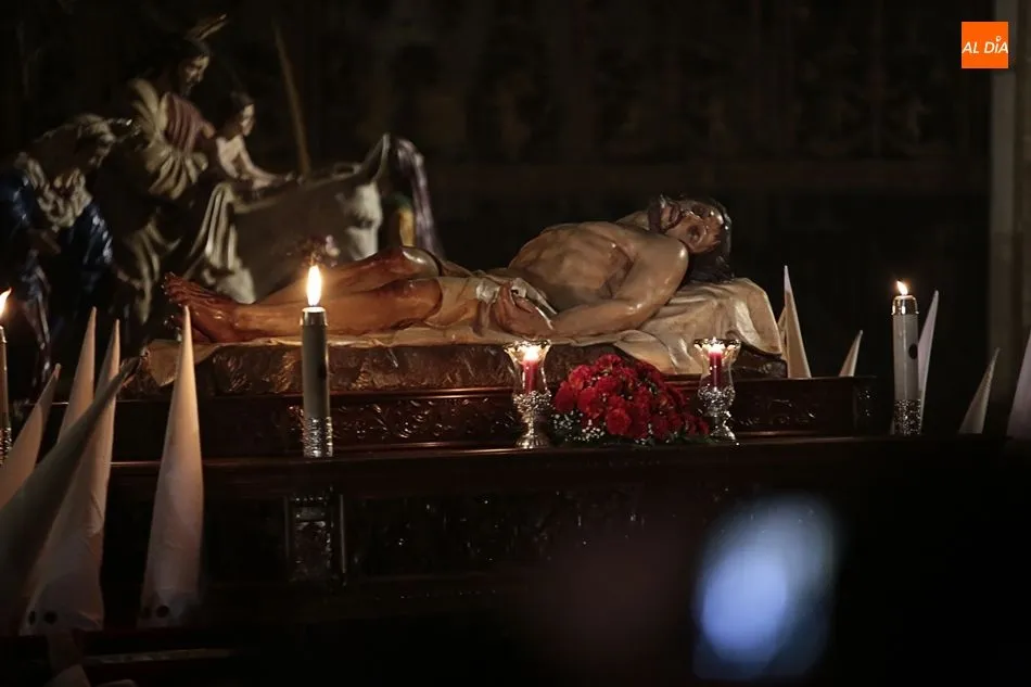 Santísimo Cristo Yacente de la Misericordia procesionando por las calles de Salamanca. Fotos: Alejandro López