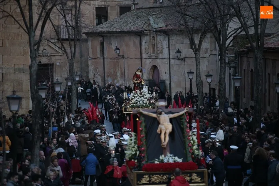 Salida procesional con el Cristo de la Vela y Nuestra Señora del Silencio. Fotos: Alejandro López