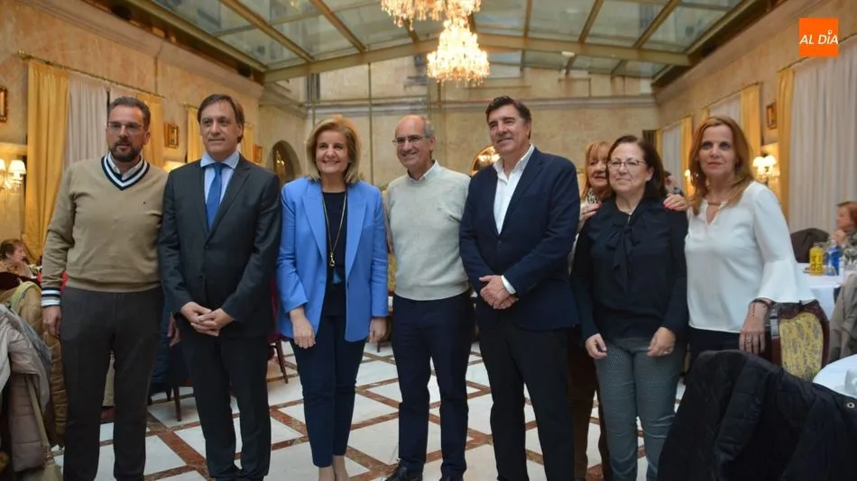 Fátima Báñez, junto a dirigentes del PP de Salamanca, en el encuentro con los mayores. Foto de Lydia González