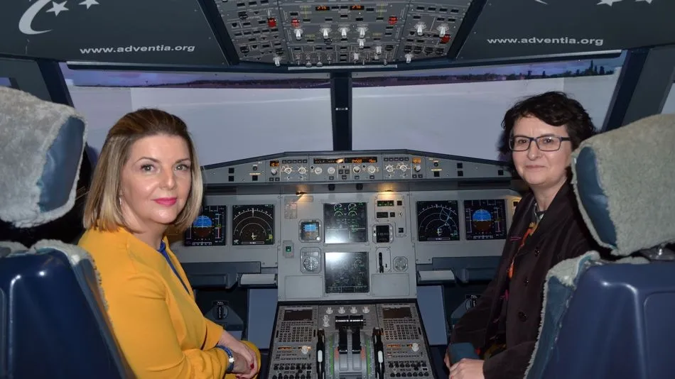 Carmen Rodrigo e Izaskun Álvarez, en el Centro de Simuladorese la Escuela de Pilotos