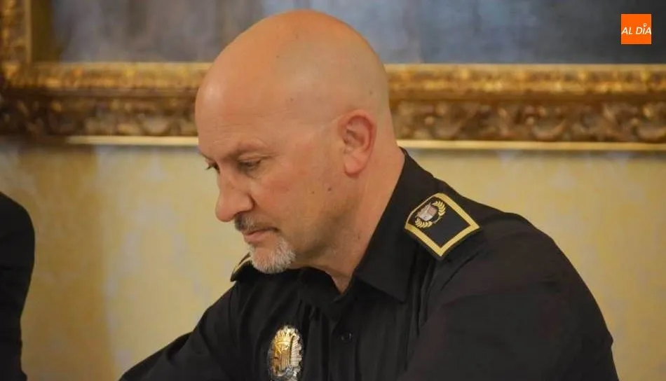 El jefe de la Policía Local de Salamanca, José Manuel Fernández Martín, en la reunión para coordinar y avanzar en los preparativos de la Semana Santa. Foto de Lydia González