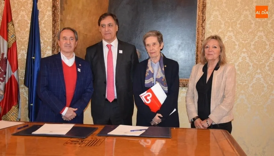 El alcalde de Salamanca, Carlos García Carbayo, con el presidente de Cruz Roja, Jesús Juanes, y la directora de Cáritas, Carmen Calzada. Foto de Eva Fernández