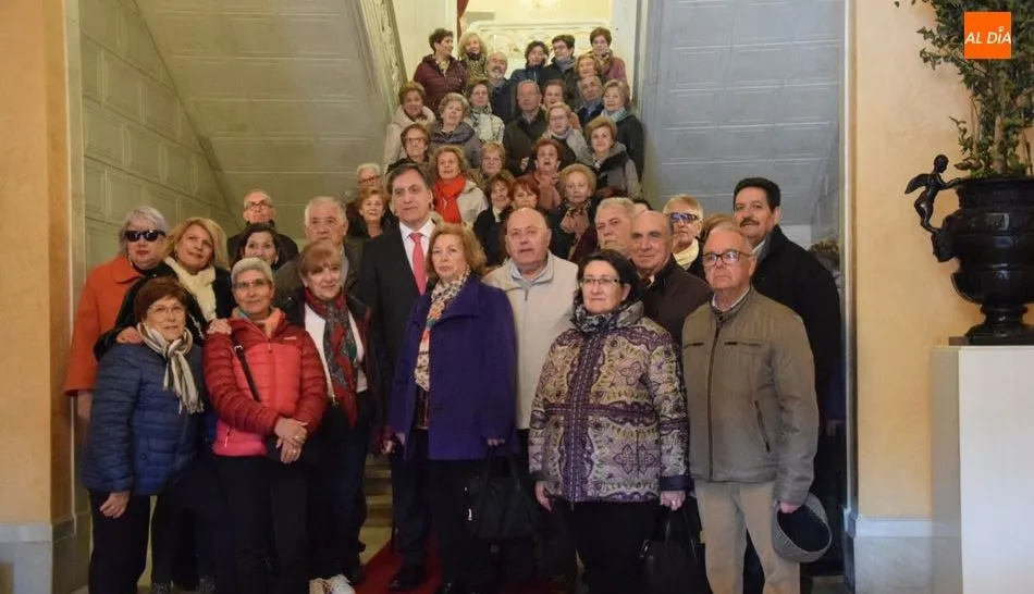 Antiguos alumnos de la UPSA en el Ayuntamiento, junto al alcalde, Carlos García Carbayo. Foto de Eva Fernández