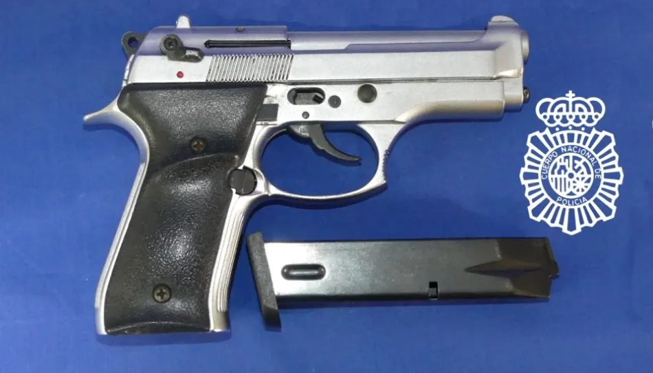 Pistola detonadora que llevaba el detenido