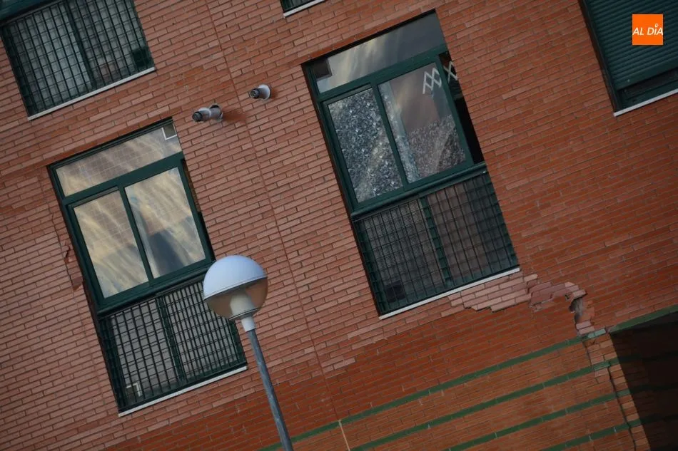 Grietas en la fachada del edificio desalojado. Foto: Lydia González