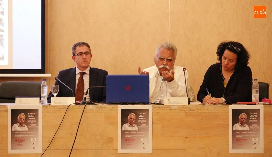 El activista pakistaní Eshan Ullah Khan, durante la charla ofrecida en Fonseca. Foto: Elena López