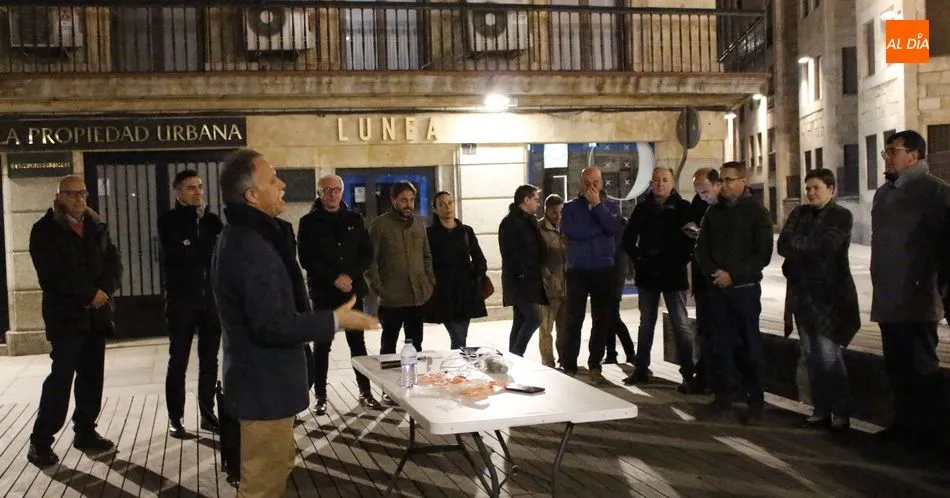 Los candidatos de Ciudadanos han realizado esta noche la pegada de carteles. Foto de Elena López