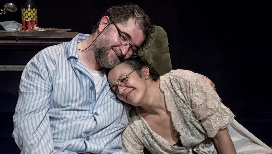 Esta obra cuenta la historia de Palmira y Jenaro, un matrimonio de jubilados que viven en una casa que está siendo invadida por las humedades